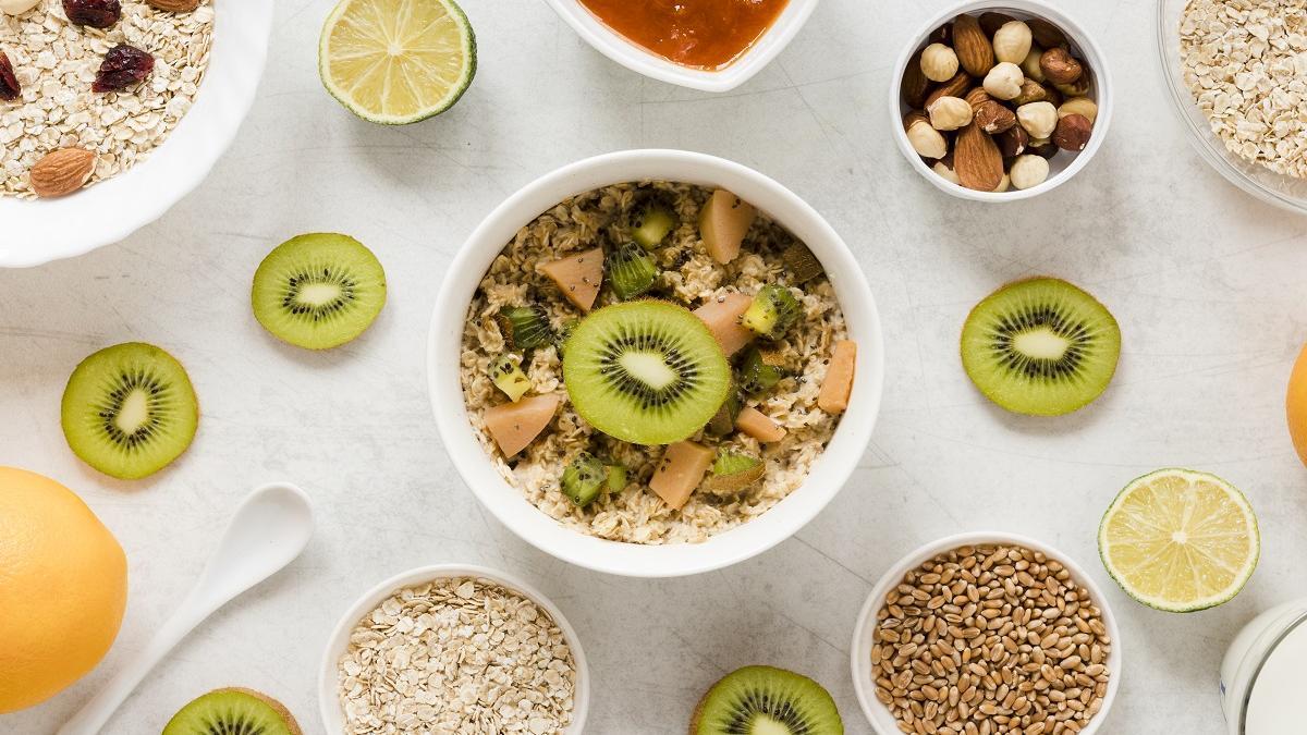 Un buen desayuno debe incluir lácteos, frutas y cereales integrales.