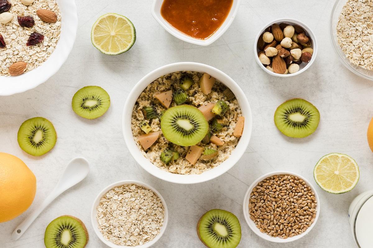 Un buen desayuno debe incluir lácteos, frutas y cereales integrales.