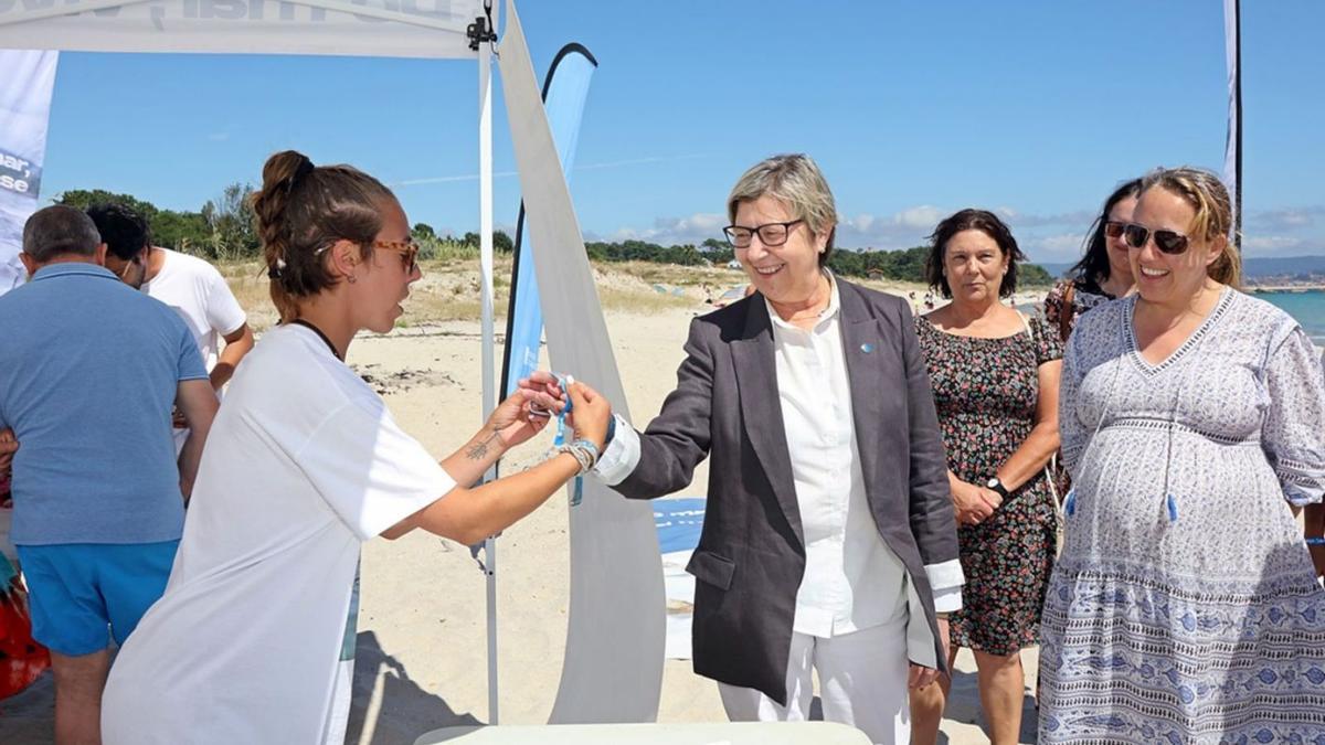 Imagen reciente de Beatriz Castro, a la derecha, junto a la conselleira de Mar, Rosa Quintana, en una playa meca.