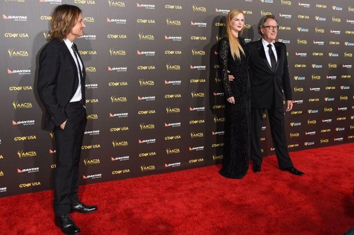 Keith Urban mira como Nicole Kidman posa junto a Geoffrey Rush en la 2015 G'Day Gala para la entrega de premios AACTA International