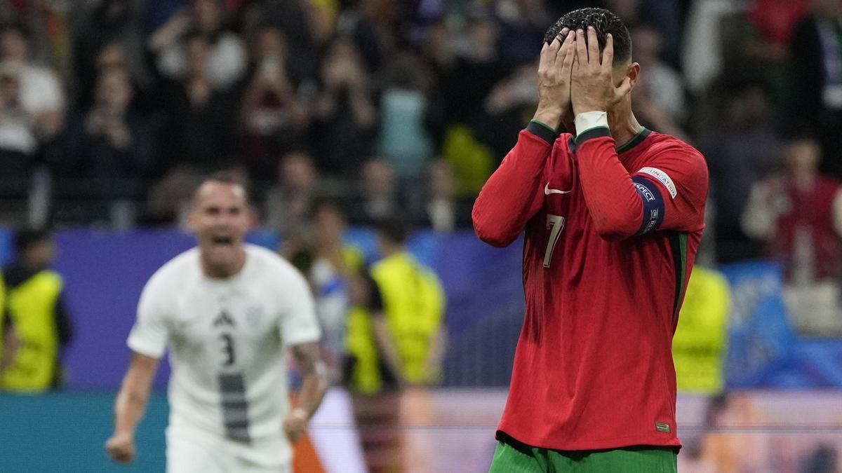 Cristiano Ronaldo se lamenta despues de fallar el penalti en la prórroga con la alegría, detrás, del esloveno Jure Balkovec.