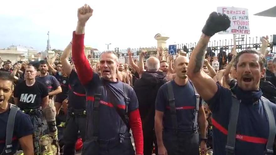 Protesta de los bomberos comarcales ante la Diputación de A Coruña