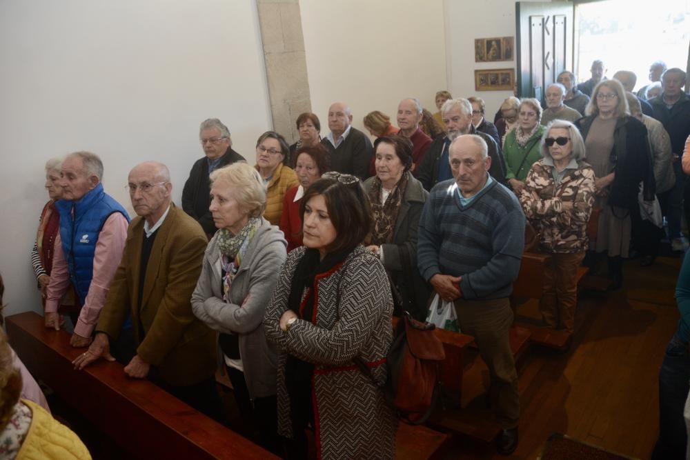 Los devotos, en la pequeña capilla de Salcedo.