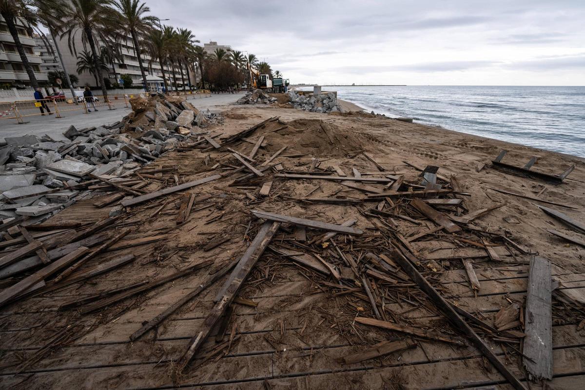 Calafell desmonta parte de su paseo marítimo para devolver espacio tomado a la playa