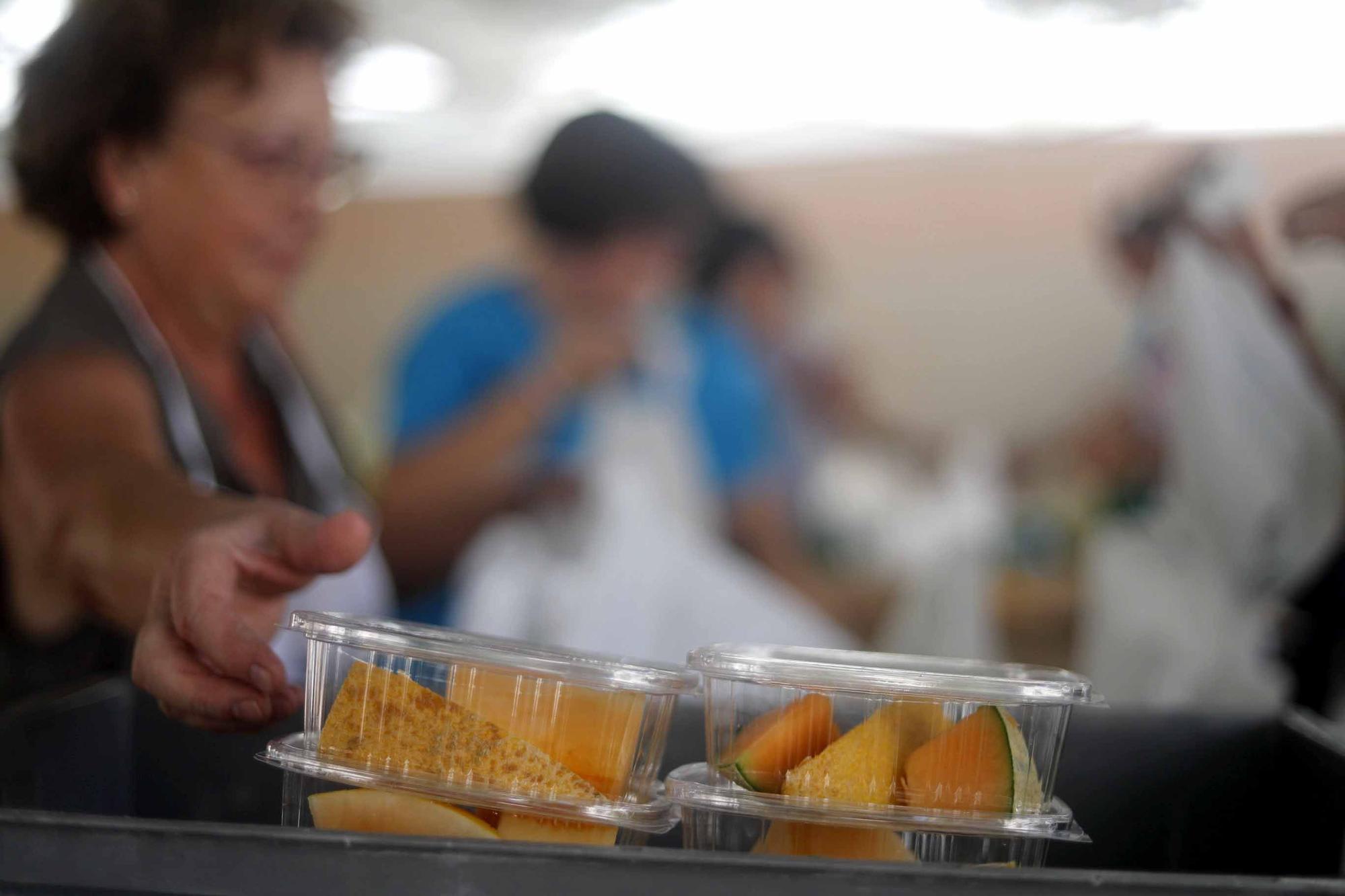 Amigos de la calle reparte comida en ocho rutas ante el incesante calor.