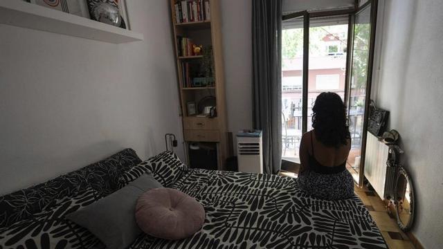 Un home, a la cuina del pis que comparteix amb quatre persones més a Barcelona. | ZOWY VOETEN