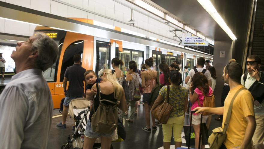 Viajeros en la estación del tranvía del Mercado