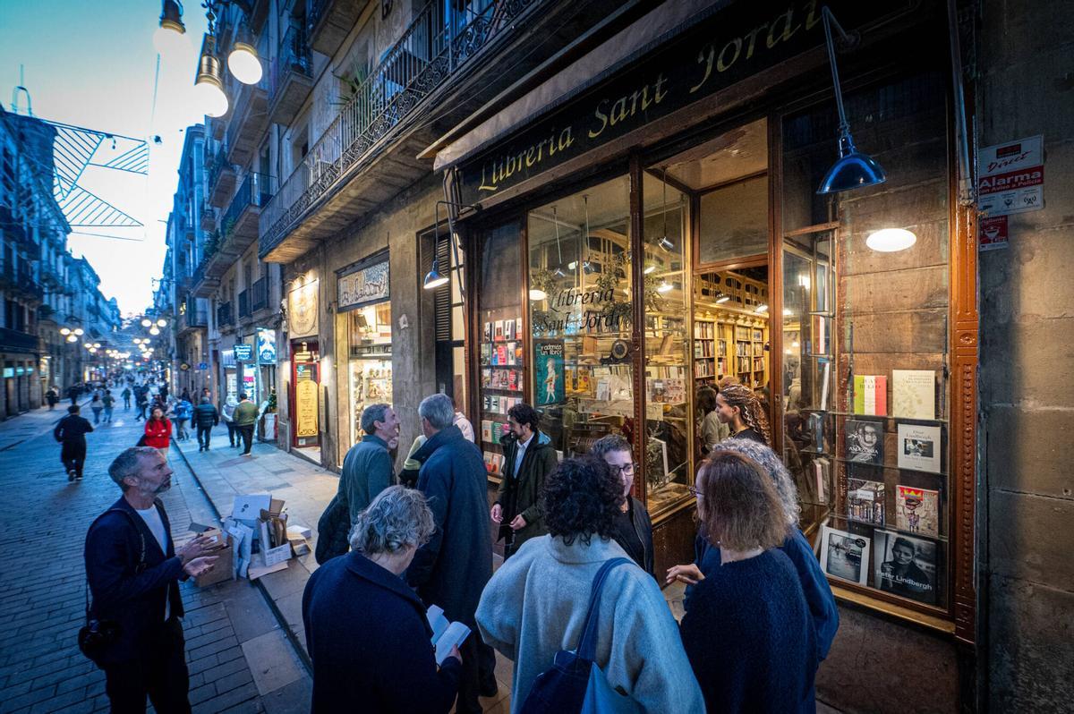 Barcelona 10/12/2025 Barcelona. La antigua propietaria de la librería, Cristina Riera, y su sucesor al frente del negocio, Rafa Serra. Reapertura librería Sant Jordi. AUTOR: MANU MITRU