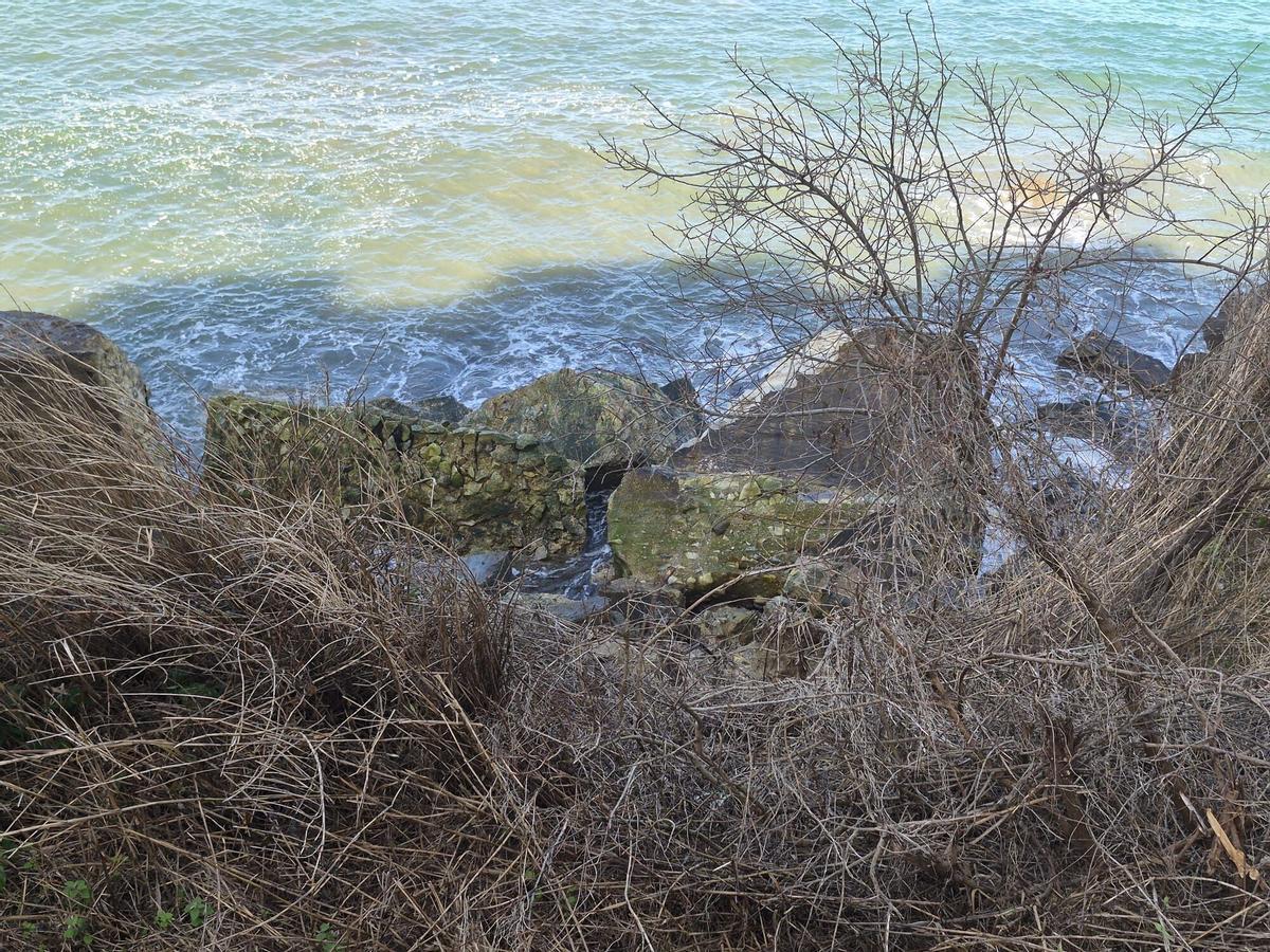 Desprendimiento en el acceso a la playa de Naval, en Mera