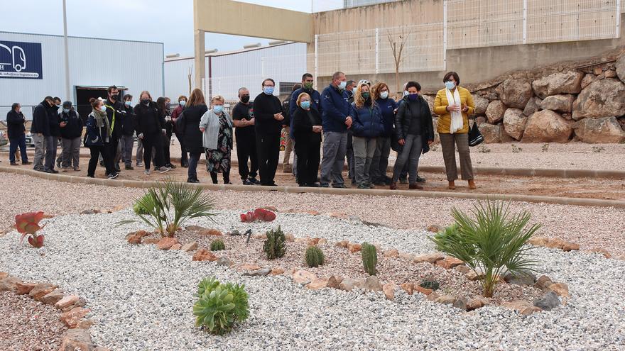 El alumnado del Taller de Jardinería de Onda acondiciona un nuevo espacio en el barrio el Colador