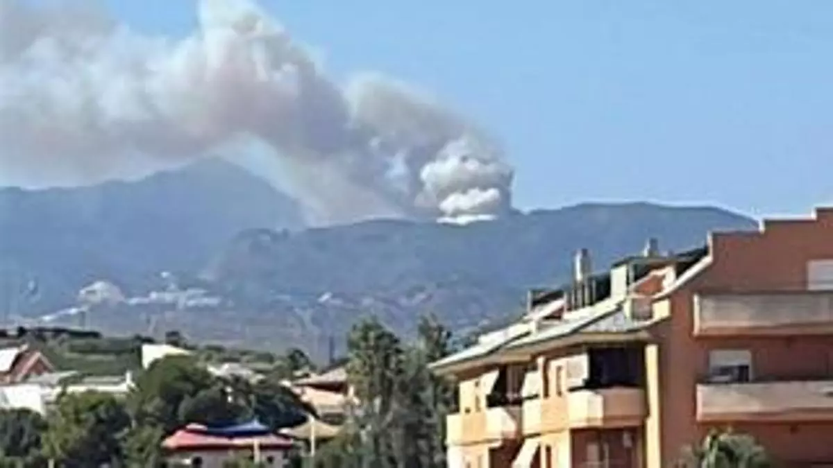 Amplían los medios aéreos y terrestres que trabajan contra el incendio forestal en Casares