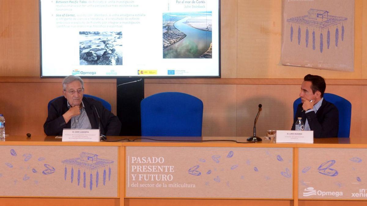 El profesor Uxío Labarta y el director de Operaciones de Opmega, Lino Suárez, durante una charla impartida en Mexillón de Galicia.   | //  NOÉ PARGA