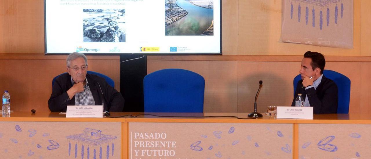 El profesor Uxío Labarta y el director de Operaciones de Opmega, Lino Suárez, durante la charla impartida ayer en Mexillón de Galicia.   | //  NOÉ PARGA