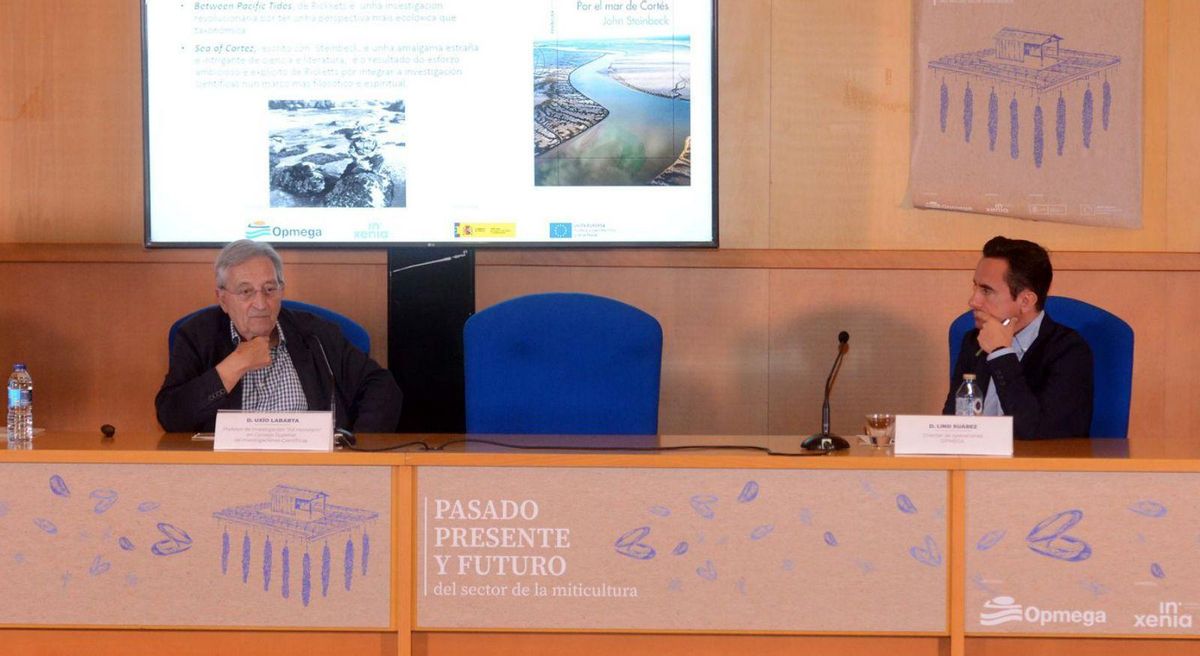 El profesor Uxío Labarta y el director de Operaciones de Opmega, Lino Suárez, durante la charla impartida ayer en Mexillón de Galicia.   | //  NOÉ PARGA