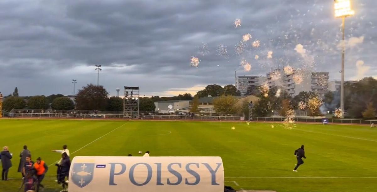 Suspès el PSG-Reims femení pel llançament de focs artificials al camp