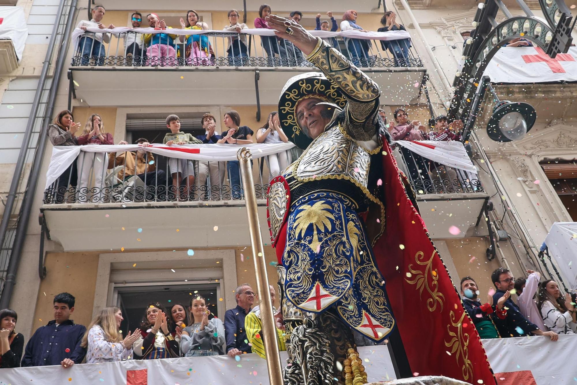 Alcoy se entrega al espectáculo de las tropas cristianas