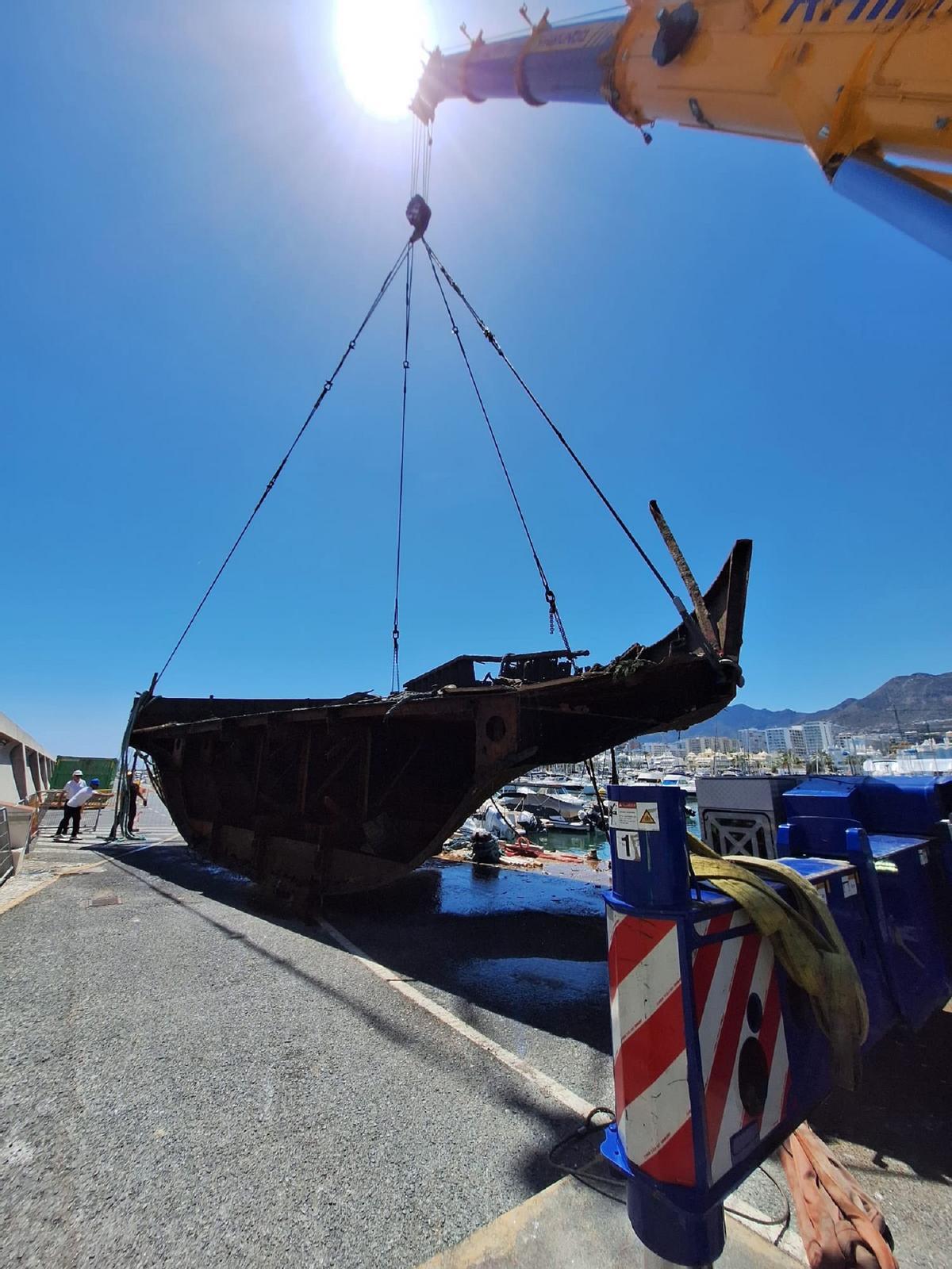 El barco permanecía abandonado y semihundido desde marzo de 2019.