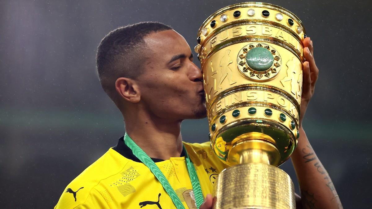 Manuel Akanji con el título de la DFB-Pokal