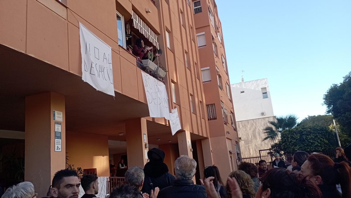Los vecinos dieron ánimos a Almudena y su familia, a punto de ser desahuciada este martes de un piso del IMV en la calle Cirilo Salinas, en Hacienda Cabello.