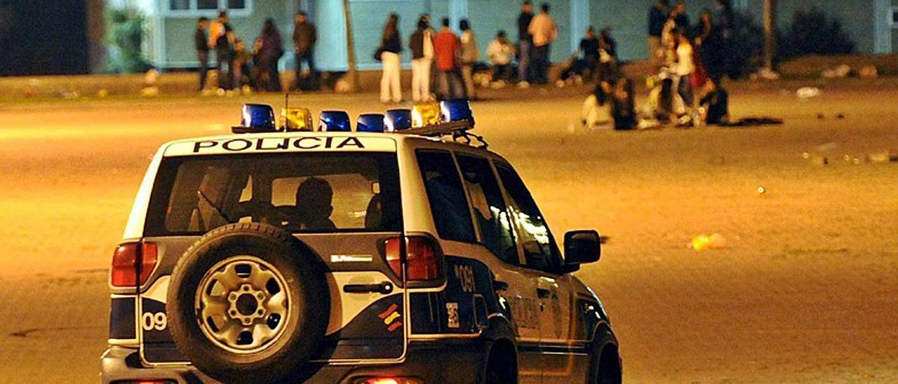 Policía Nacional ante un “botellón” en el recinto ferial, en una imagen de archivo. |   // R.V.