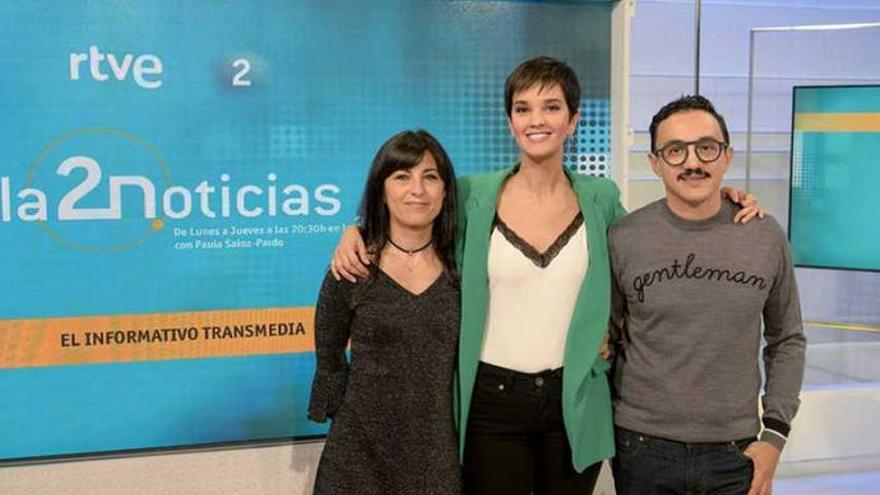 Los editores y la presentadora de La 2 Noticias.