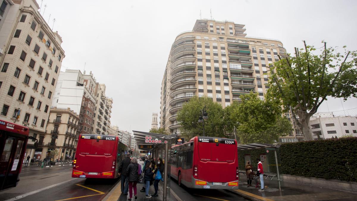 Parada de bus ubicada bajo la finca de hierro