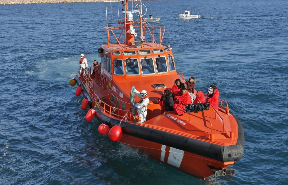 Guardia Civil, Cruz Roja y Salvamento Marítimo han puesto en marcha el protocolo para recepcionar a 24 personas rescatadas en el mar y que ocupaban una patera. 20 hombres y cuatro mujeres