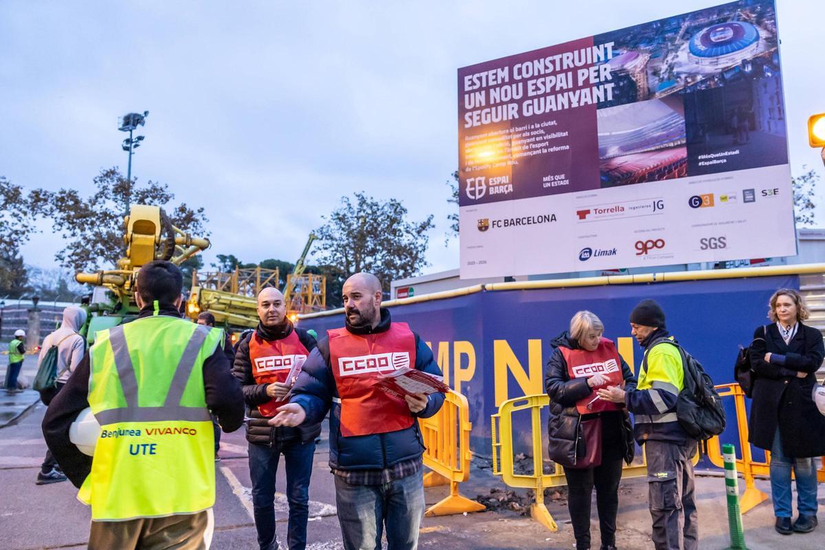 Rescate sindical en el Camp Nou. CCOO informa sobre derechos laborales a los trabajadores que participan en la reforma del estadio del Barça, el 29 de noviembre.