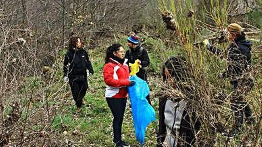 Los voluntarios durante la recogida de residuos