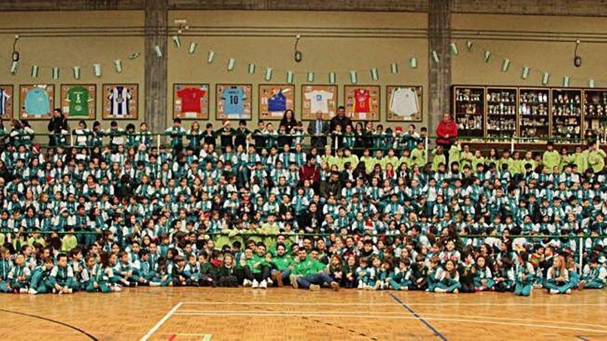 Foto de familia con los cerca de 500 niños que participaron en el acto, la plantilla del Liceo y los directores del colegio.