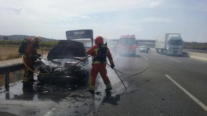 Un coche en llamas provoca colas kilométricas en la V-30