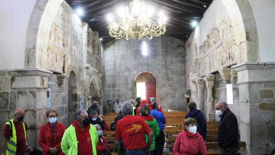 Os peregrinos, durante a visita á igrexa de Ventosa (Agolada).  | // D.G.A.