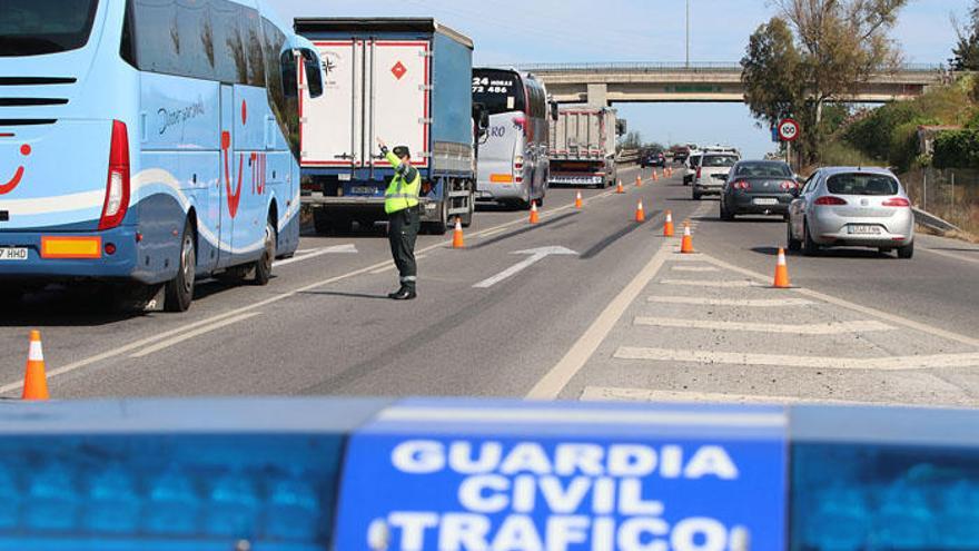 Agentes de tráfico de la Guardia Civil ordenando el acceso de los vehículos al PTA.