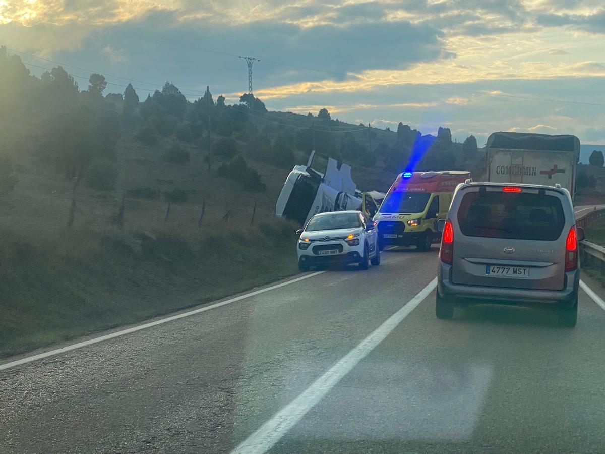 El camión volcado este martes en Morella, con la puerta abierta dejada por el conductor tras salir de la cabina.