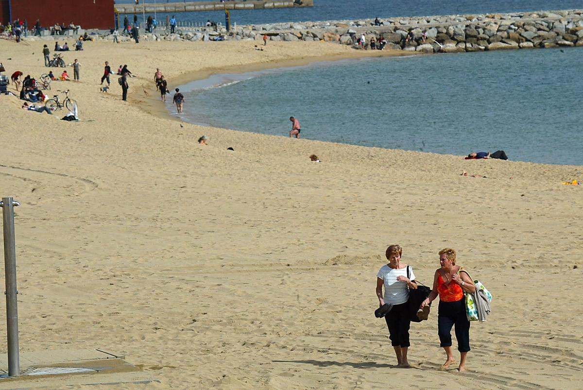 Gente paseando el la playa de la Barceloneta en una foto de archivo de febrero 2007.