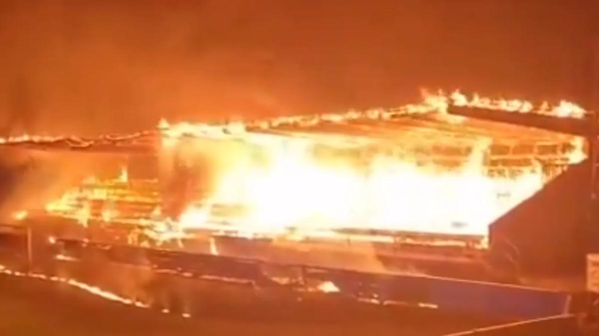 La tribuna del FC Haka, ardiendo tras prenderle fuego tres adolescentes frustrados con el descenso del equipo