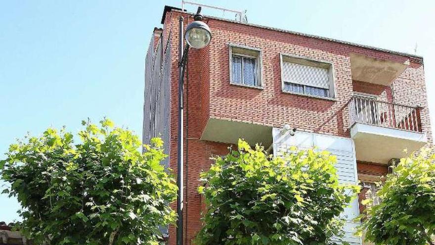 Vista de la fachada de la casa en la que se produjo la tragedia.