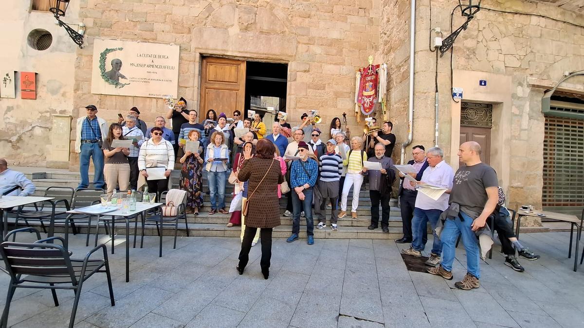 La Societat Coral Unió Berguedana, 'El Coro' i la Cobla Ciutat de Berga, en un de les actuacions de la matinal