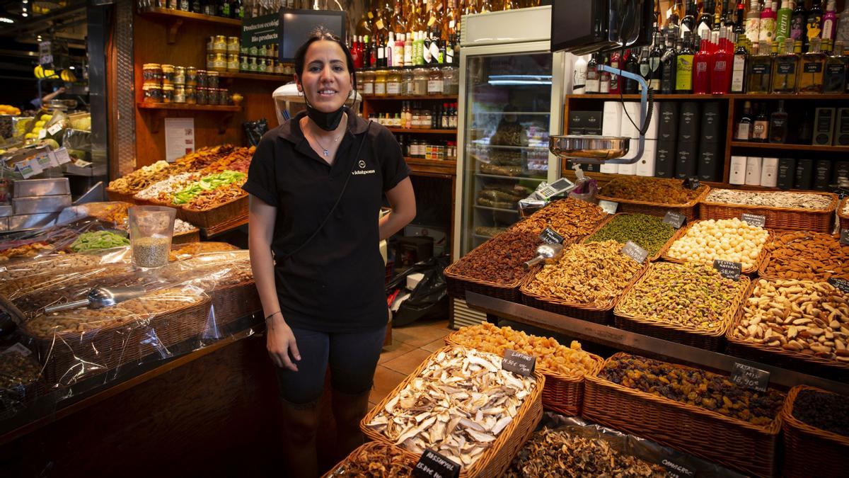 Mireia Sánchez en su parada de frutos secos y aceites de calidad que compran los turistas como souvenirs
