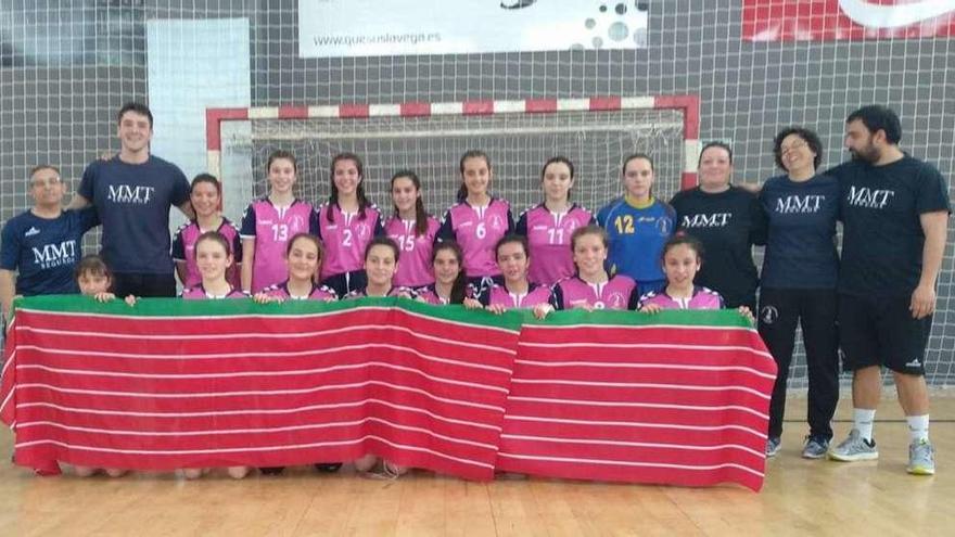 Las infantiles del BM Zamora posan junto a sus entrenadores tras clasificarse para la gran final.