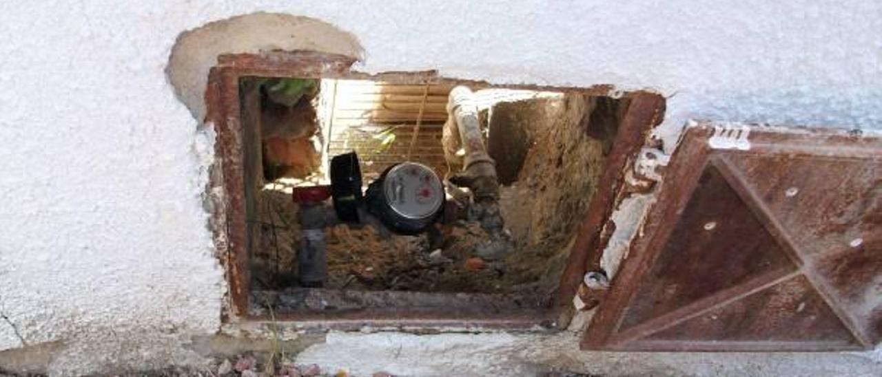 Aguas detecta trece enganches ilegales en casas con contadores manipulados