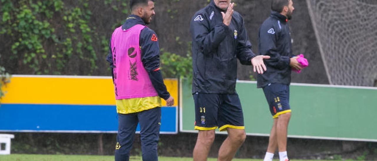 El entrenador de la UD Setién, ayer, da instrucciones a sus pupilos, ante Jonathan Viera -i- y Eder Sarabia -d-.