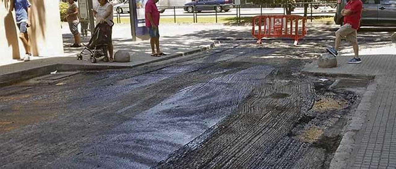 El asfaltado indignó a padres y profesores.