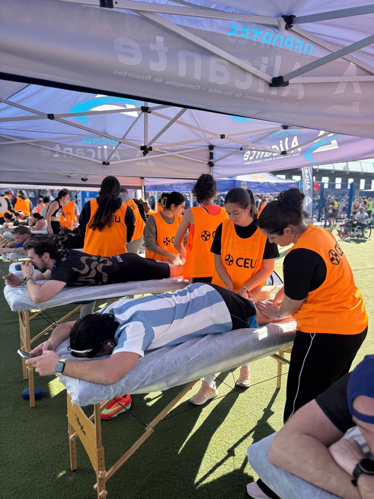 Los alumnos formaron parte del dispositivo de recuperación post competición instalado por la organización