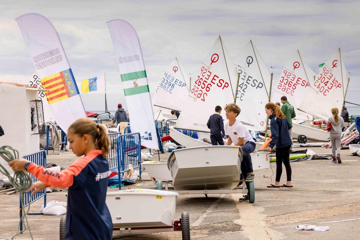 Los participantes ultiman sus barcos en la base náutica