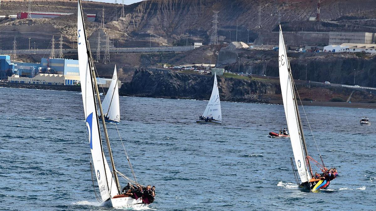 El ‘Poeta Tomás Morales’ -centro- y el ‘Villa de Agüimes’ -derecha-, saliendo de la primera baliza en la regata de ayer.