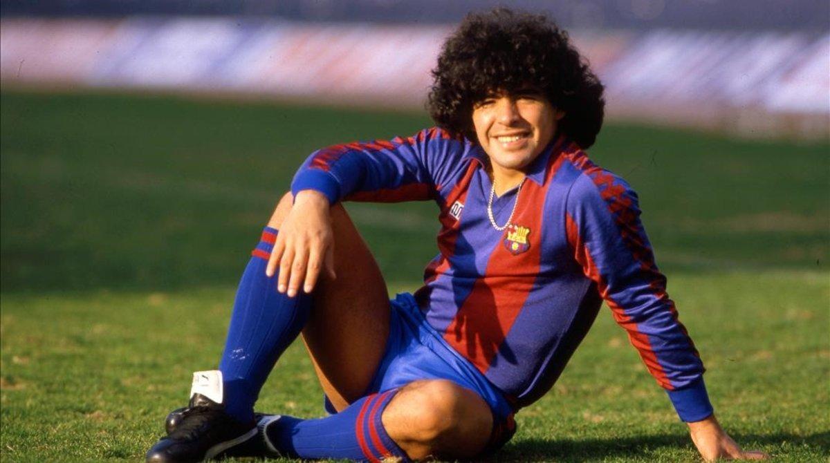 Diego Armando Maradona posa con la equipación del Barça, en una sesión en enero de 1984.