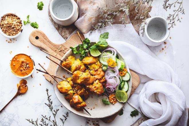 Pollo satay con salsa de cacahuete