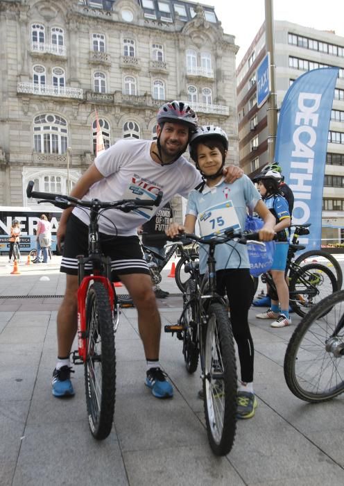 Decenas de aficionados al pedal asistieron a la primera marcha Decabike por el centro de Vigo