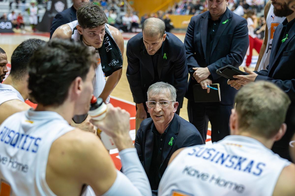 Moncho Fernández habla con sus ujugadores en un tiempo muerto.